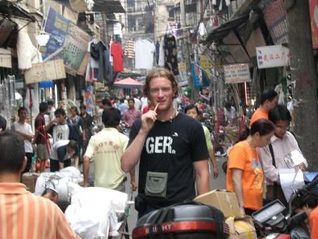 belebte Gasse in Wuhan
