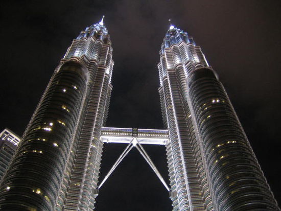 Die Petrona Towers bei Nacht