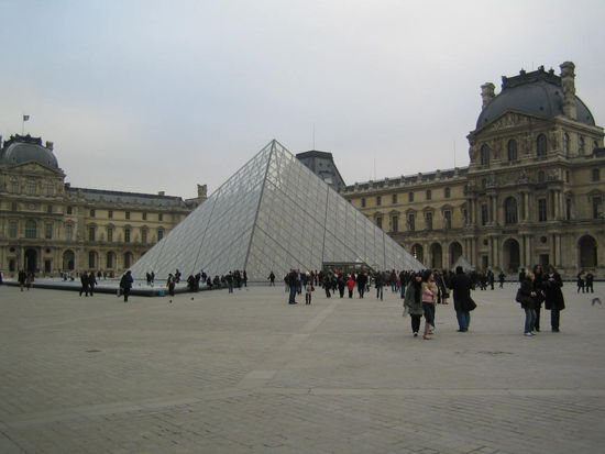 Louvre - der Eingang bei der Glaspyramide!