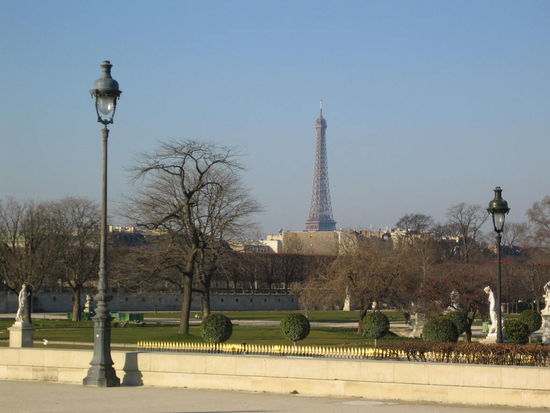 Erster Blick auf den Eifelturm vom Louvre...
