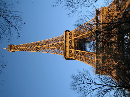 Nicht der Schiefe Turm von Pisa sonder der Eifelturm (ich hasse meinen PC)