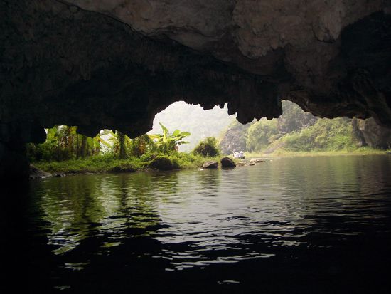 Tam Coc - Ausfahrt aus einer Hoehle