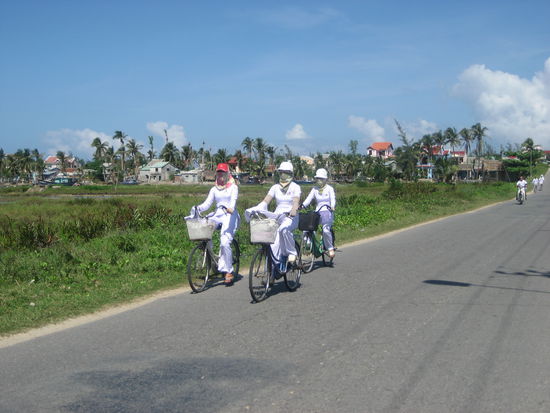 vietnamesische Frauen schuetzen sich vor "unschoener" Braeune