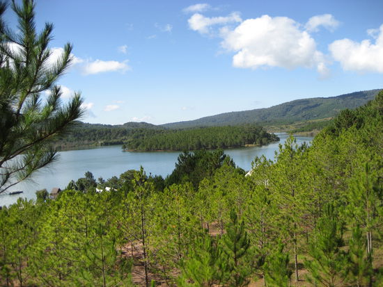 Blick von der Linh Phnoc Pagoda auf den Lake of Sighs