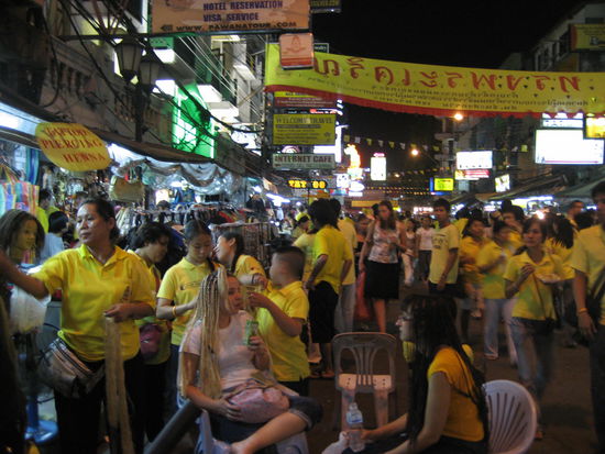 Montags tragen fast alle Thais gelbe T-Shirts. Genauso wie das haeufig zu sehende gelbe Gummi-Armband ist es ein Zeichen der Verehrung des Koenigs. Dieser ist an einem Montag geboren und die Montagsfarbe ist gelb.