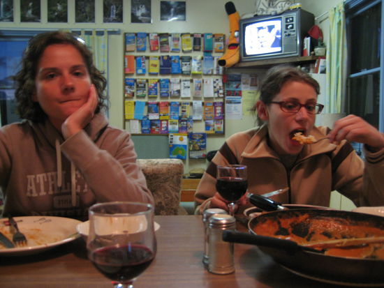 ...und so sieht das Geburtstagsessen von Jasmin im Hostel aus.