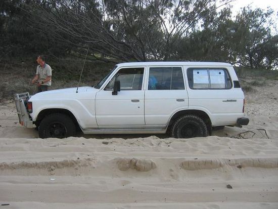 tief eingegrabener Toyota Landcruiser