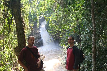 Thomas und Jojo vor dem maewang wasserfall