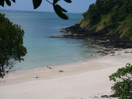Strand auf koh lanta...hier waren wir mit aehm 7 leuten gelegen, inklusive uns 2...aber auch nur 10 min. dann waren wir nur noch 5 lol