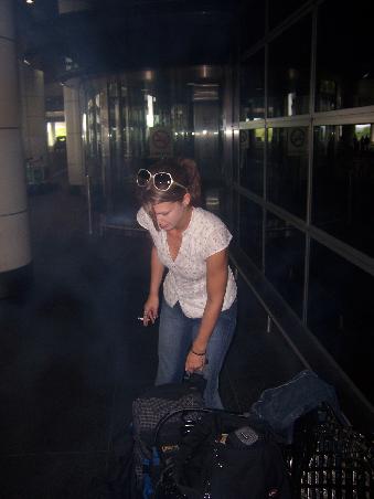 Sue abgekämpft am Flughafen von KL