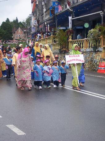 sogar der örtliche Kindergarten hat am Umzug zum Nationalfeiertag teilgenommen...