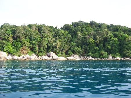 Perhentian Besar - nimmt sich nicht so viel aus der Ferne...aber: fantastischer Anblick, den Fotos niemals, neverever wiedergeben können!