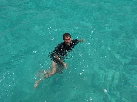 nein, das Bild ist nicht im Pool entstanden. Das sieht da tasächlich genau so aus.