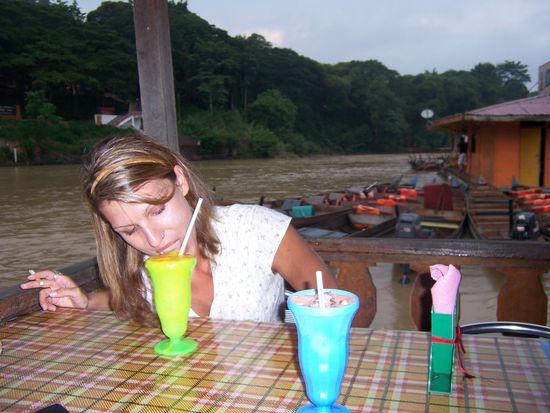 mmmmmmmhhhhh - frischer Mangosaft im Floating Restaurant