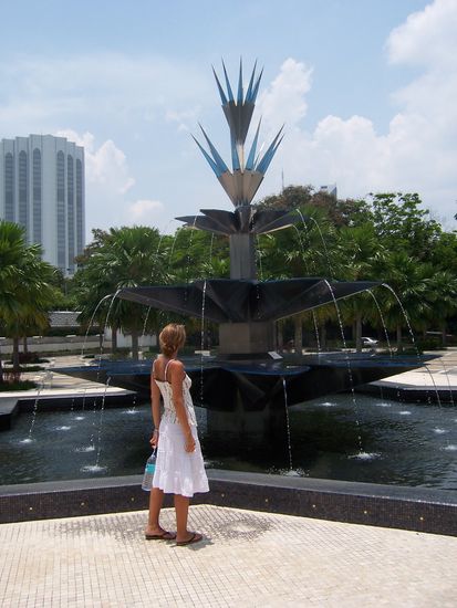 Der Brunnen vor der Staatsmoschee Malaysia im Herzen Kuala Lumpurs