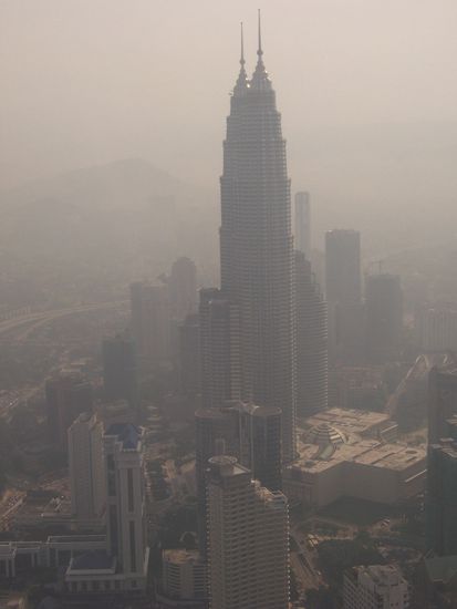 Blick vom KL-Tower (Fernsehturm) auf die Petronas-Towers