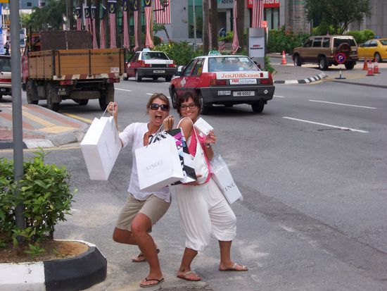 Shop until you drop... unser Motto: die Konjuktur ankurbeln  SCHUHESCHUHESCHUHE - Frauen halt.