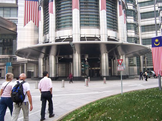 Der Eingang zum KLCC zwischen den beiden Türmen