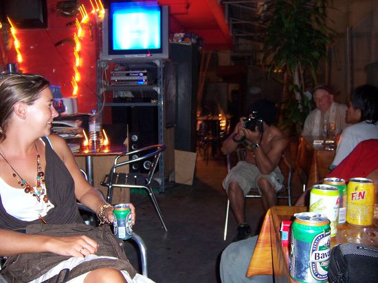 Die Dachterasse der Backpackers Traveller Lodge: Leonie wird von Alex (Besitzer der Bar) fotografiert.