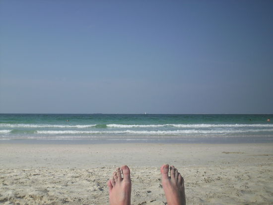 meine Fuesse sehen zum ersten Mal Strand, Sonne und Meer im Dezember