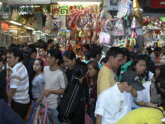 Weihnachtsmarkt auf chinesisch  oder doch eher Grabbletischatmosphaere im Sommerschlussverkauf 