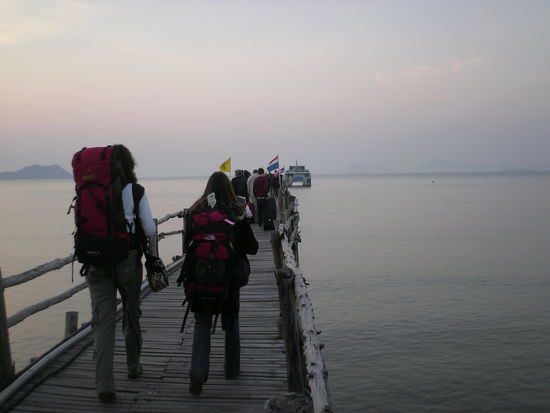 6 Uhr morgens auf dem Weg zum Highspeedkatamaran nach Koh Tao