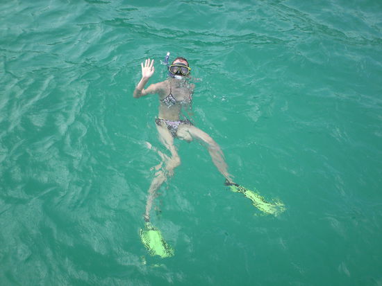 Jana schnorchelt mutig ohne Schwimmweste