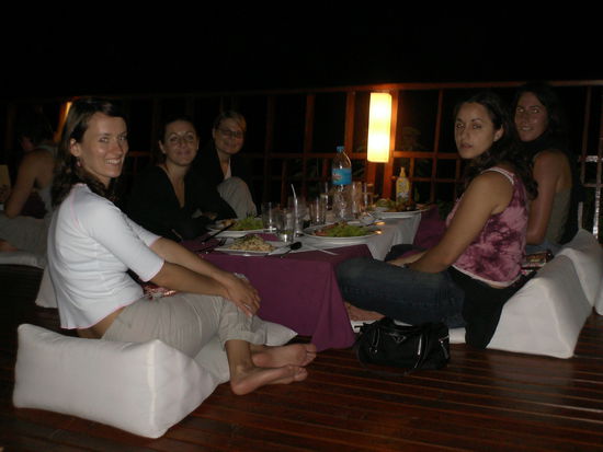 ich, Maria, Monika, Georgia und Susanna beim Abendessen