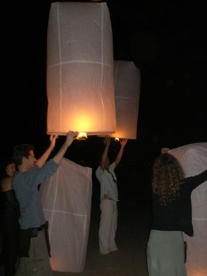 Papierlampions werden am Strand in den Himmel gelassen