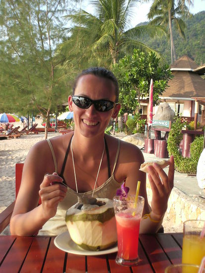 Eiscreme mit Rum in Kokusnuss mit frischem Fruchtcocktail samt Orchidee am Strand von Koh Tao