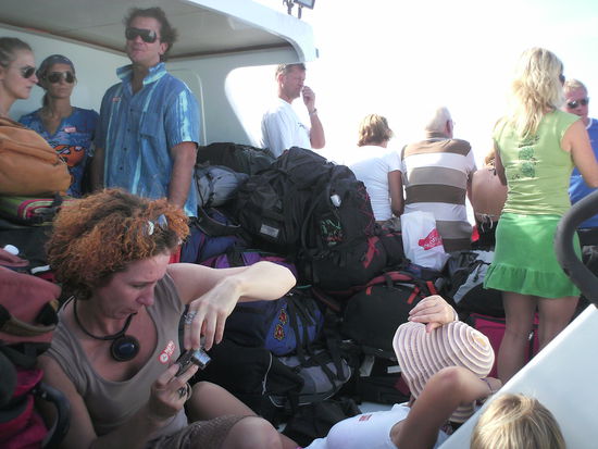 voellig ueberfuellte Faehre nach Koh Phi Phi