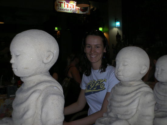 thailaendisches Abendbrot zwischen Moenchen