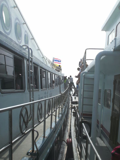 Andocken zweier Faehren auf hoher See