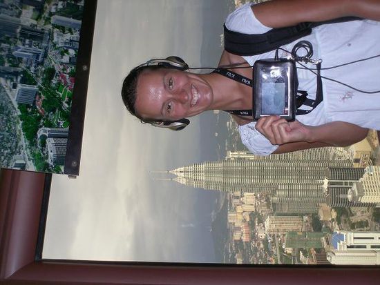 Audiotour auf dem KL Tower mit den Petronas-Twin-Towers im Hintergrund