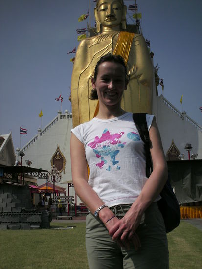 Wer ist groesser, der Big Standing Buddha oder ich?