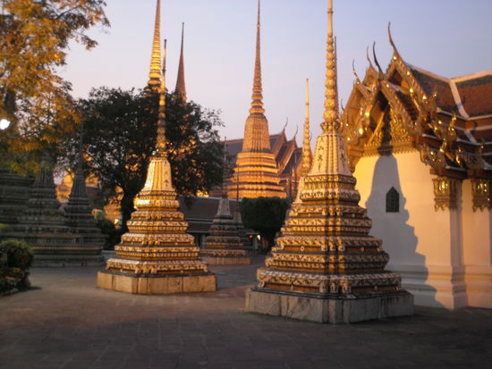 Wat Po bei eintretender Dunkelheit