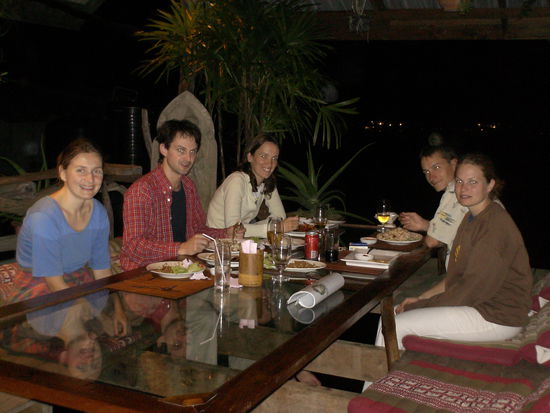 Eva, Robert, ich, Tobias und Sophia beim Abendessen mit baumelnden Beinen und Blick ins Wasser durch die Tischplatte