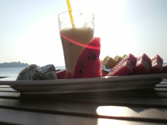 nach der langersehnten Dusche Gesundheitsprogramm pur: Obstteller und frisch gepresster Saft