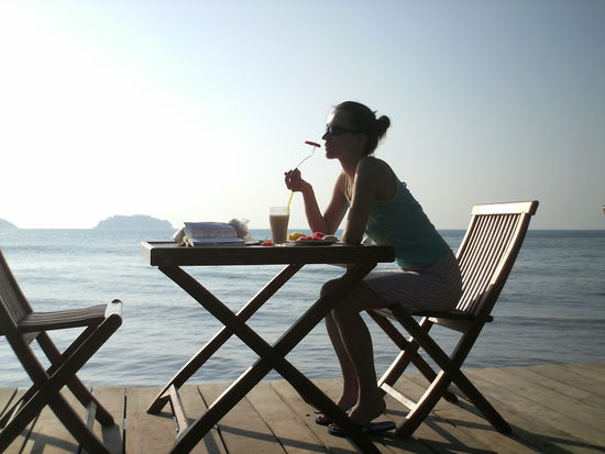 Lesestunde im Lonely Planet ueber die naechsten Ziele