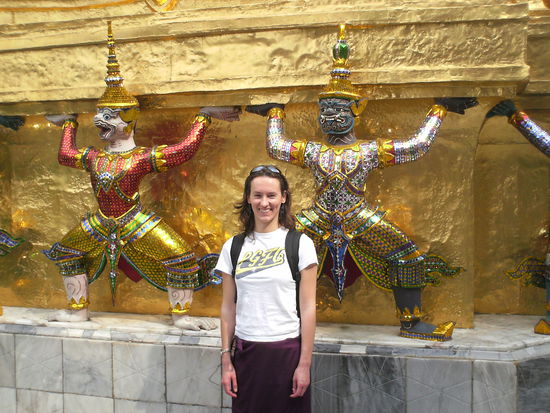 Jana auf der Suche nach Weihnachten... sind das nun die thailaendischen Weihnachtsmaenner?