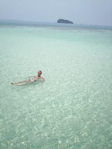 schwimmen mitten im Meer auf einer Sandbank