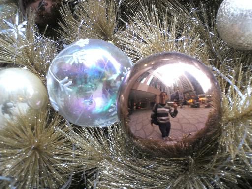 Jana gruesst aus der Weihnachtskugel