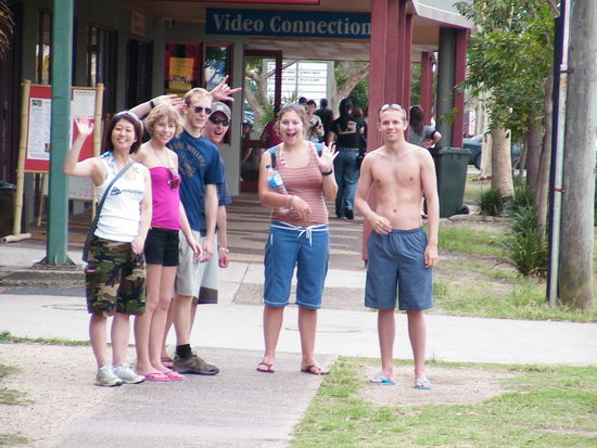 Trauriger Abschied von Yoko (Japan), Tiffany (UK), Richard, Cameron, Becky (UK) und Bort (UK), die noch einige Zeit laenger in Byon bay bleiben.