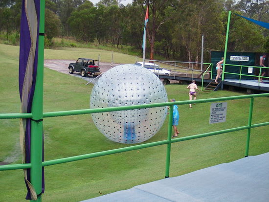 Vorher haben wir uns in der Kugel den Berg runterrollen lasse.