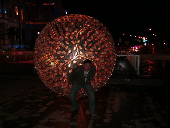 Chris hat die Kugel auf den Schultern