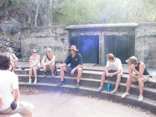 In der Mitte unser Busfahrer, der uns ueber die Vergangenheit von Magnetic Island im 2. Weltkrieg erzaehlte.