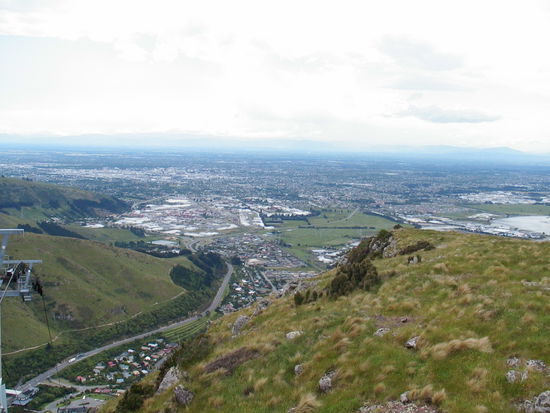 Bin mit der Gondola (von Doppelmeyer) den Berg hoch gegondelt, von wo man wirklich einen schoenen Ueberblick ueber die ganze Stadt hat.