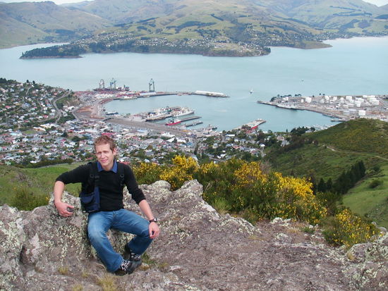 Im Hintergrund der Hafen von Lyttelton