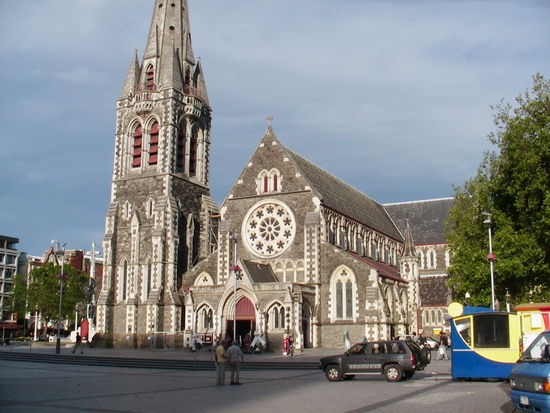 Die Christchurch Cathedral ist Mittelpunkt der Stadt. Die Turmspitze aus Metall verdankt die Kathedrale den vielen Erdbeben, welche die frühere Steinkonstruktion ständig zum Einsturz brachten.