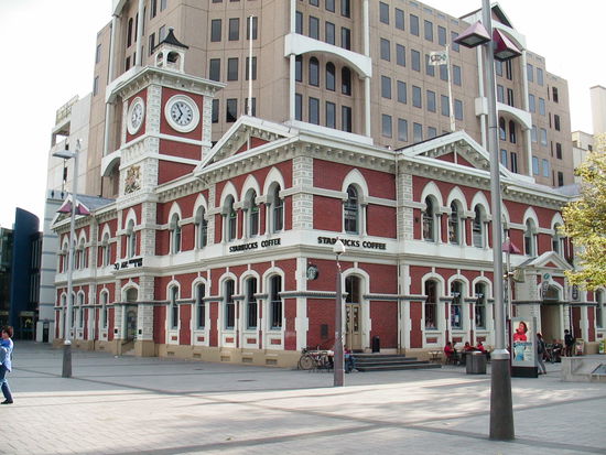 Am Cathedral Square gelegen findet man das ehemalige Main Post Office, in dem nun ein großes Tourismusbüro zu finden ist. Rund um die Kathedrale (Christchurch Cathedral) liegt die Innenstadt von Christchurch. Hier finden sich die wichtigsten Geschäfte und ein großes gastronomisches Angebot.